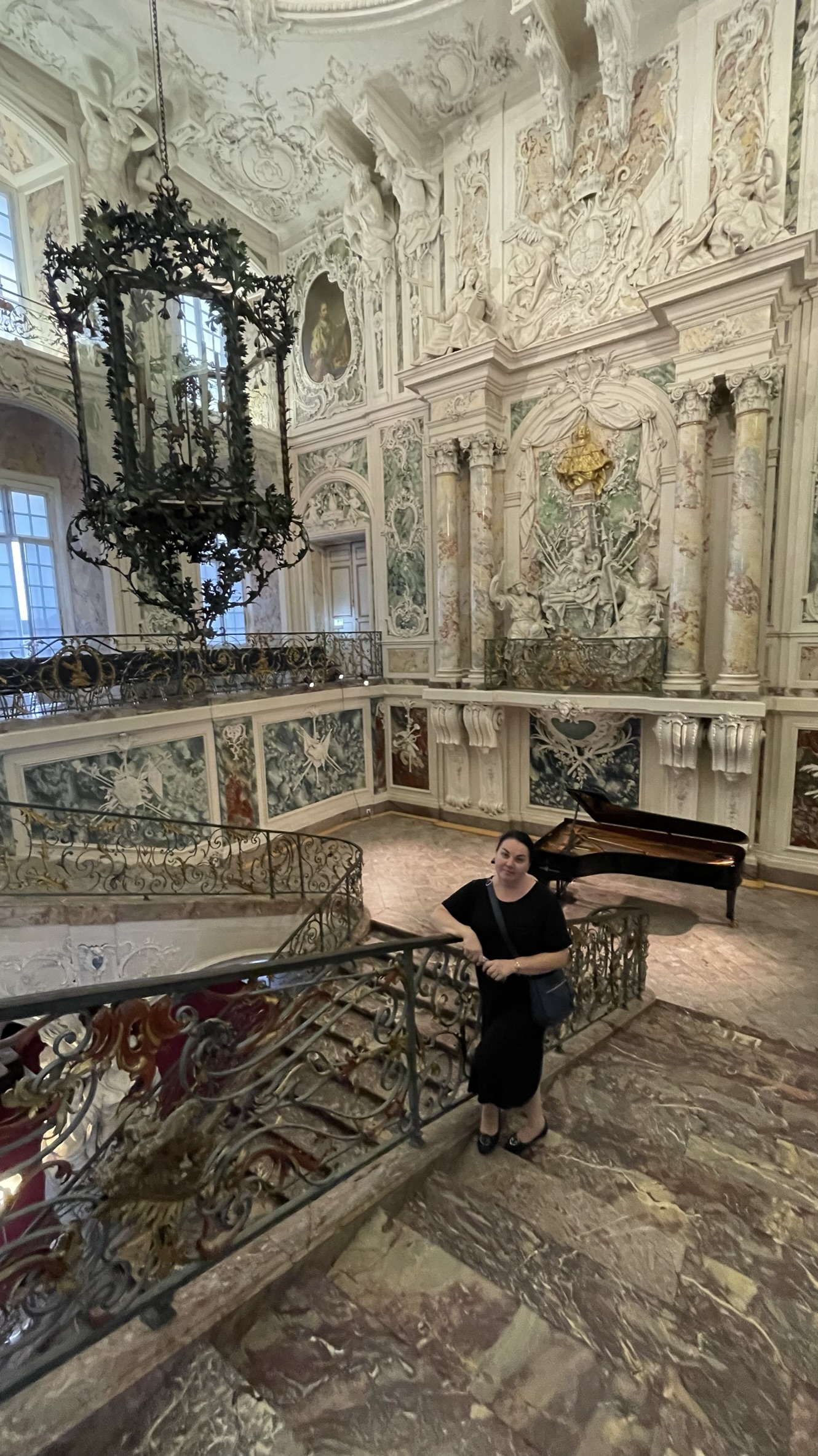 Viktoriia Karpovych im Konzertsaal am Flügel